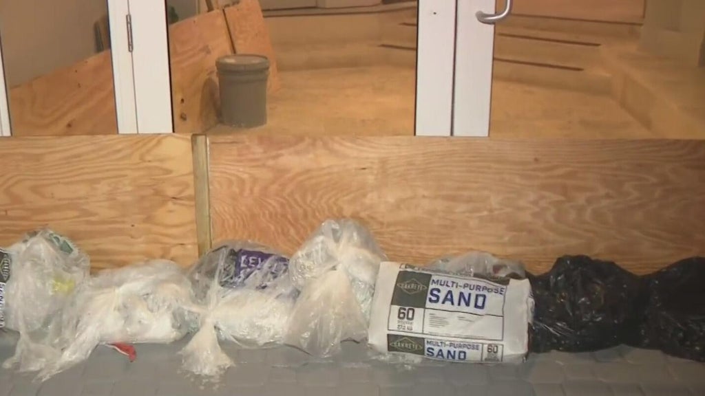 South Florida king tides have businesses preparing for more flooding Monday — CBS Miami, Tarpon Springs Business news