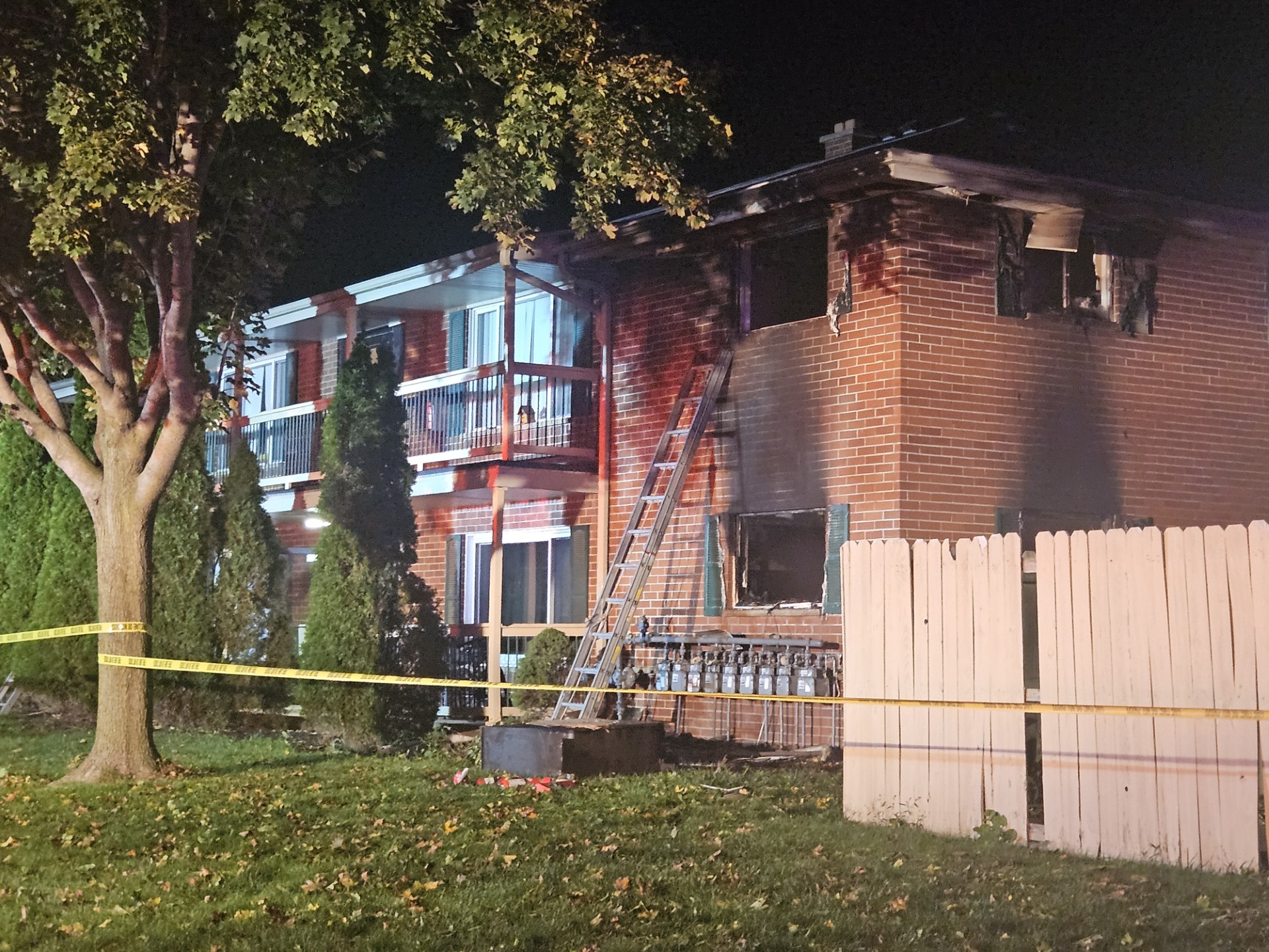 Fire displaces 12 people in 8-unit Hartford apartment building; 3 residents jump from second floor — TMJ4 Milwaukee