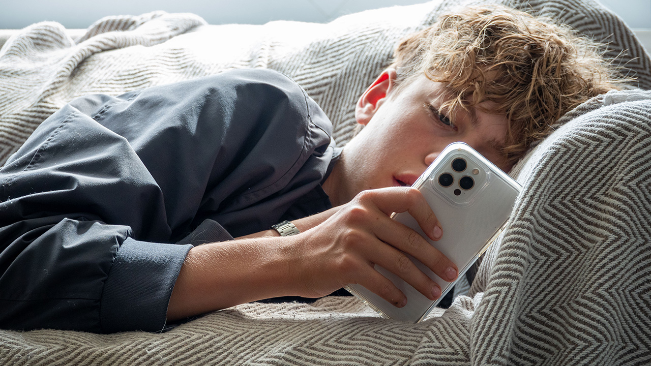 Here's how much sleep doomscrolling is costing your kids — FOX 13 Tampa Bay News, Tarpon Springs Community news